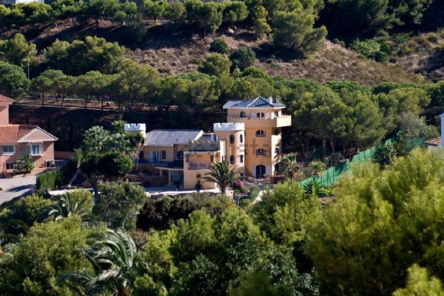 Villa familiar con torretas y 4 dormitorios