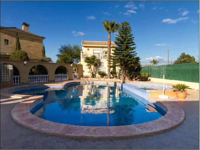 Chalet con caballerizas y suelo calefactado en Guardamar