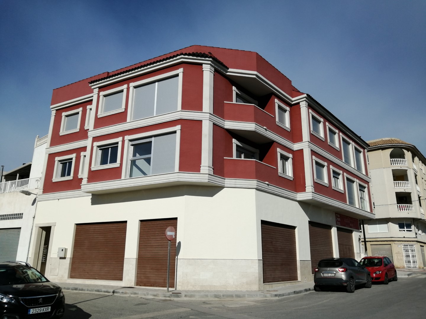 Edificio de dos plantas con 6 viviendas y locales comerciales en Los Montesinos